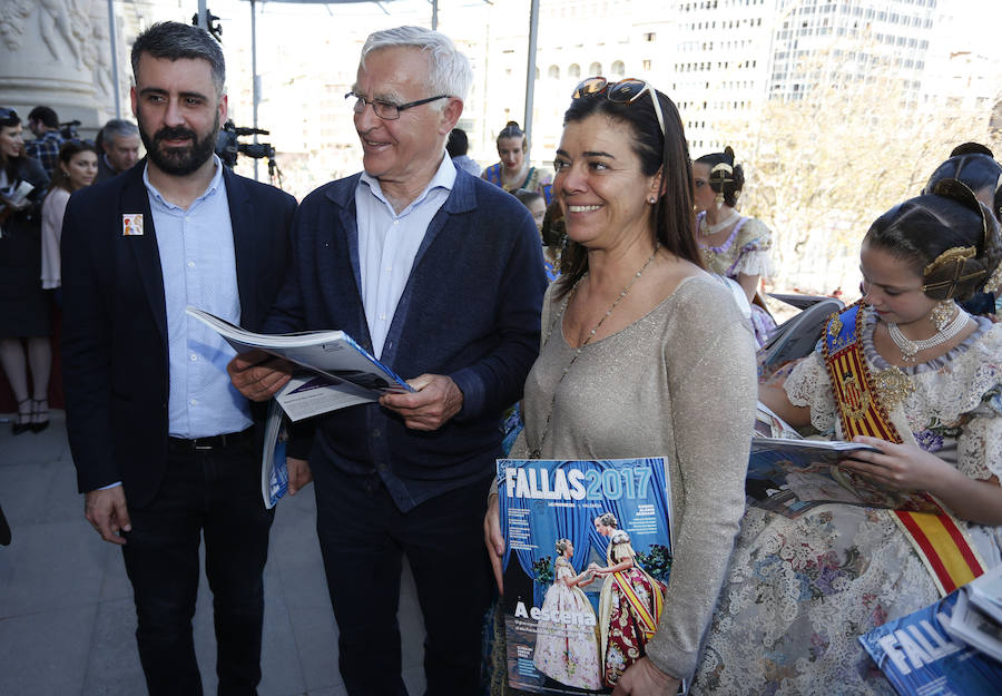 Fotos de la presentación del suplemento especial de Fallas de Las Provincias en el balcón del Ayuntamiento