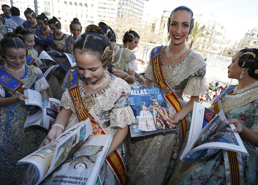 Fotos de la presentación del suplemento especial de Fallas de Las Provincias en el balcón del Ayuntamiento