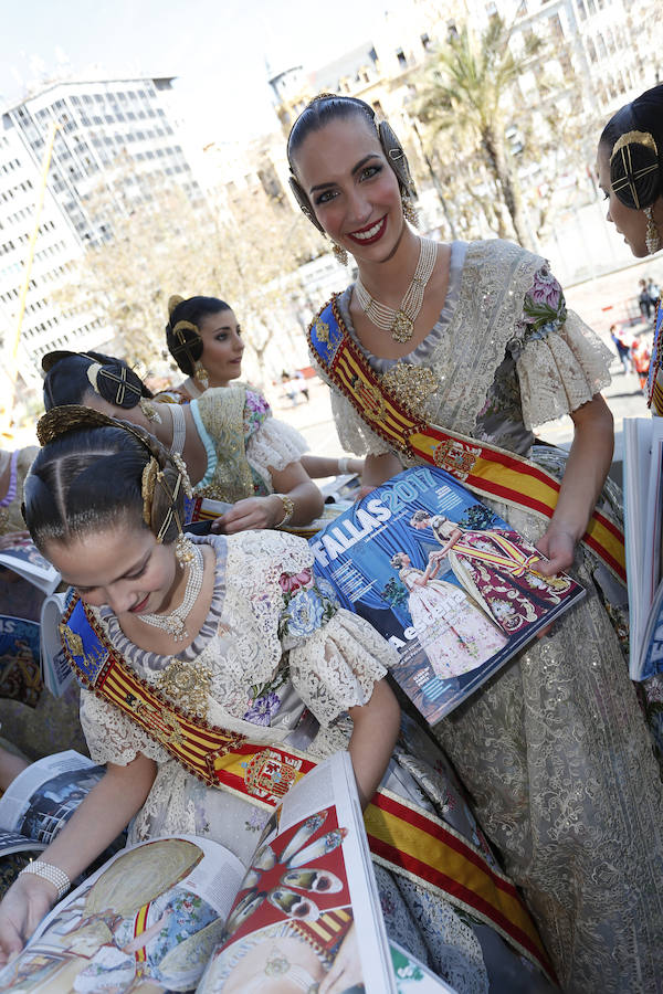 Fotos de la presentación del suplemento especial de Fallas de Las Provincias en el balcón del Ayuntamiento