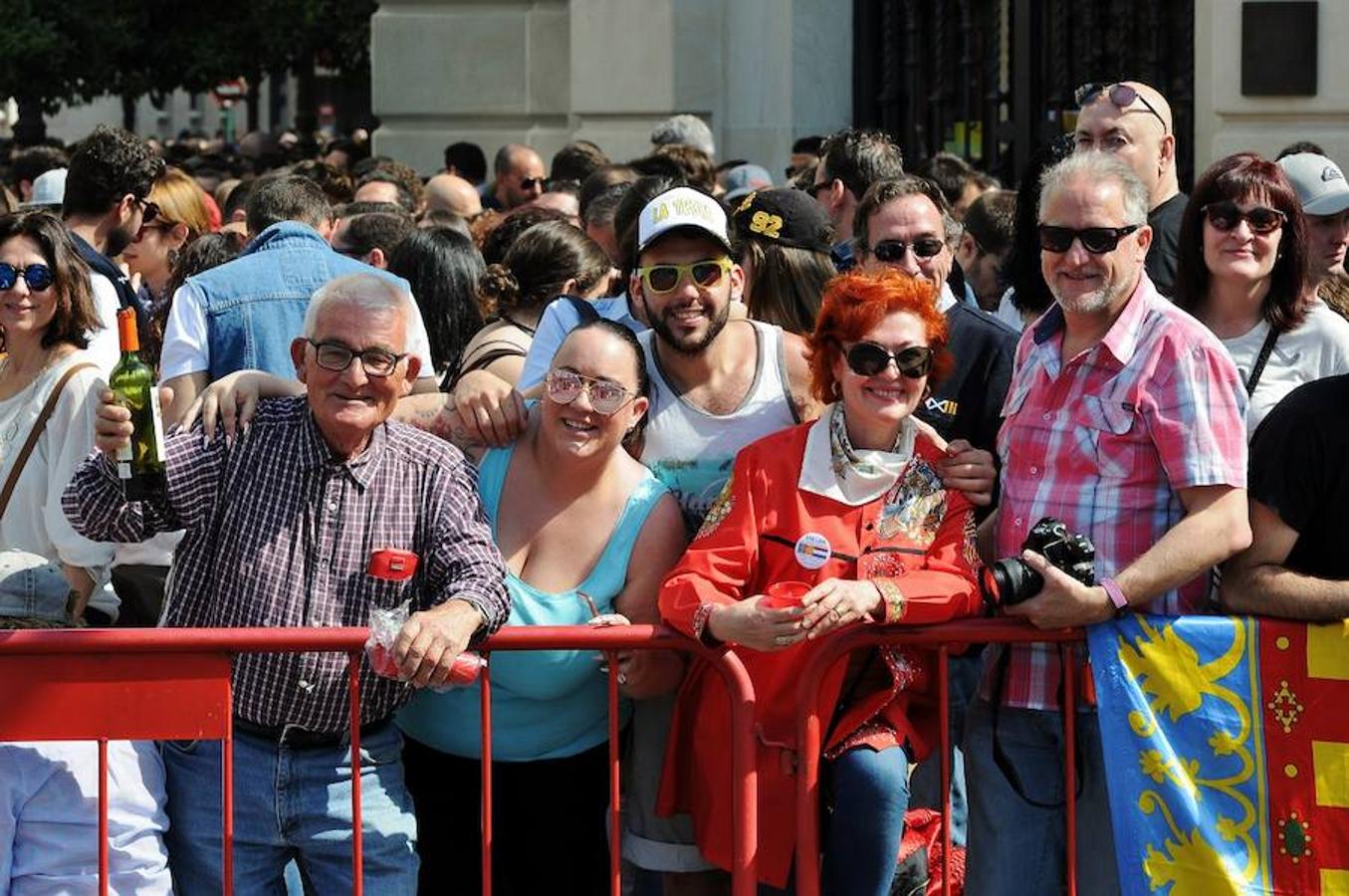 Fotos de la mascletà del sábado 11 de marzo de 2017 de Pirotecnia Tomás de Benicarló. Búscate