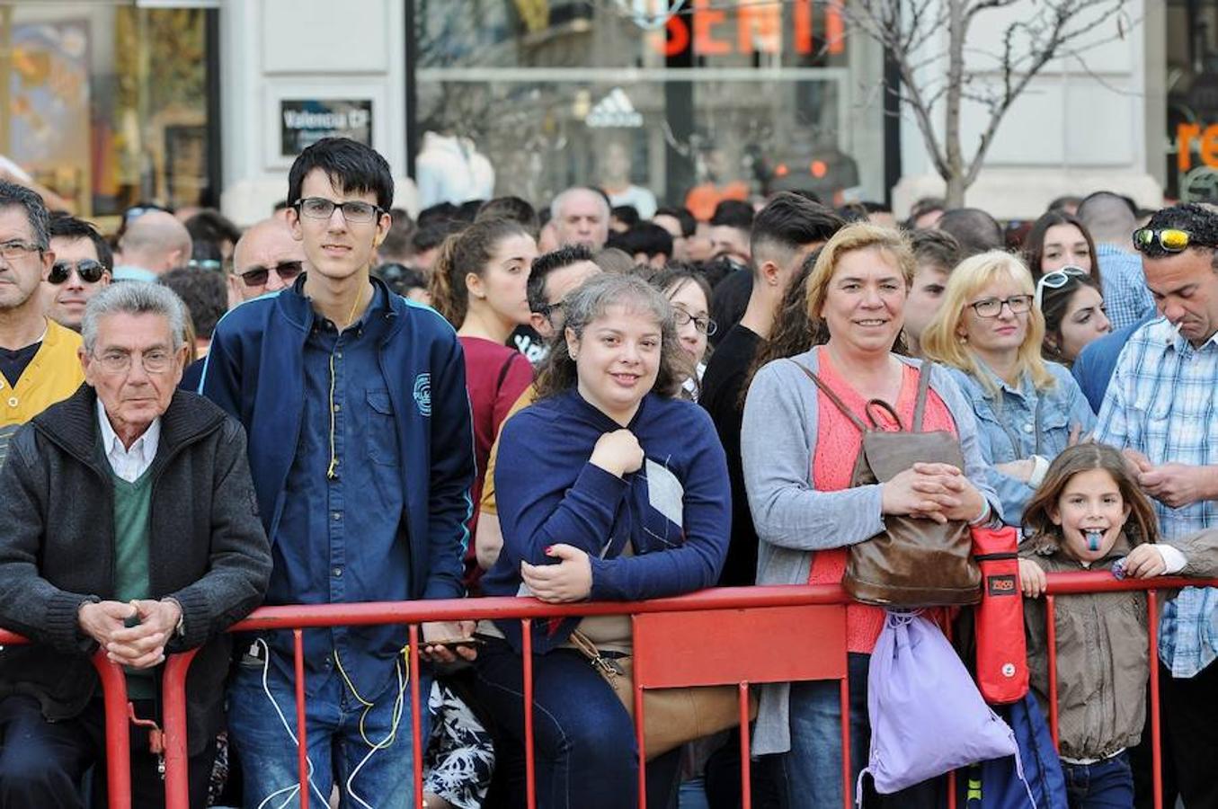 Fotos de la mascletà del sábado 11 de marzo de 2017 de Pirotecnia Tomás de Benicarló. Búscate