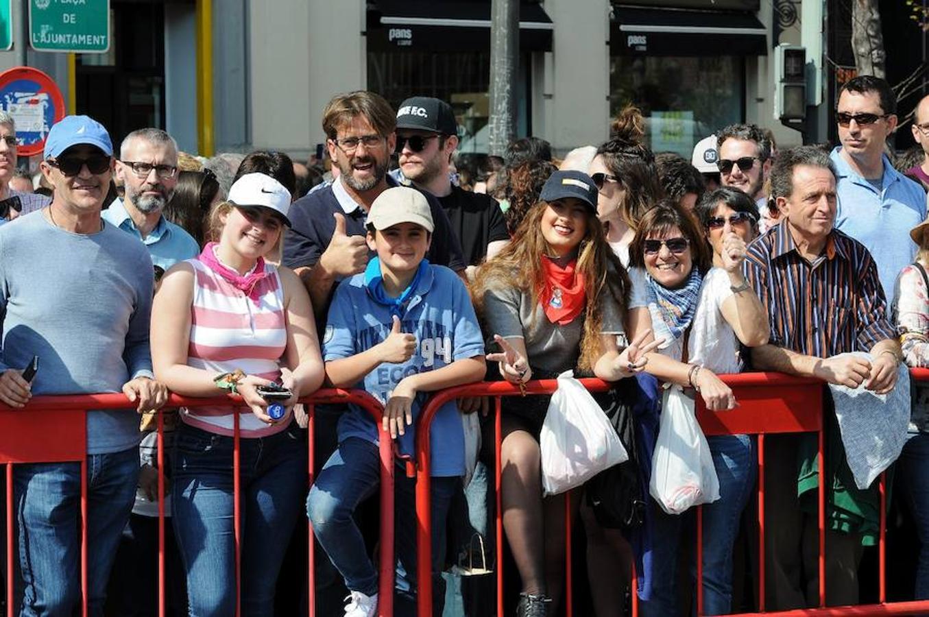 Fotos de la mascletà del sábado 11 de marzo de 2017 de Pirotecnia Tomás de Benicarló. Búscate