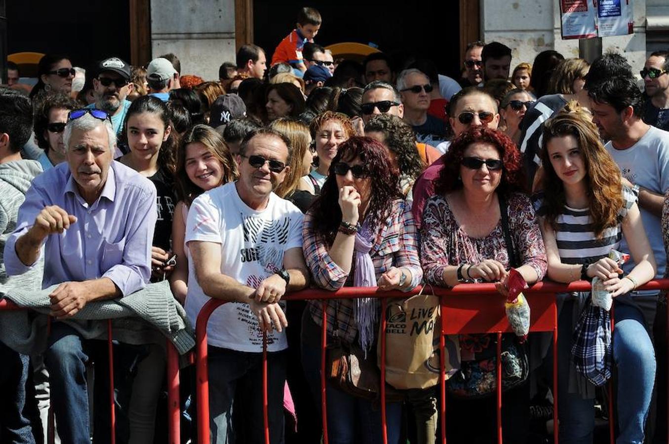 Fotos de la mascletà del sábado 11 de marzo de 2017 de Pirotecnia Tomás de Benicarló. Búscate