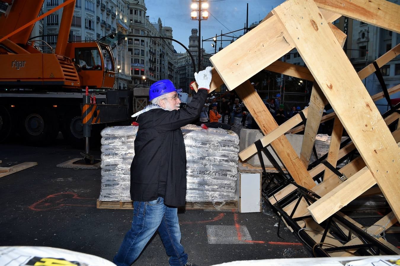 Fotos de la plantà al tombe de la falla de la plaza del Ayuntamiento de Valencia