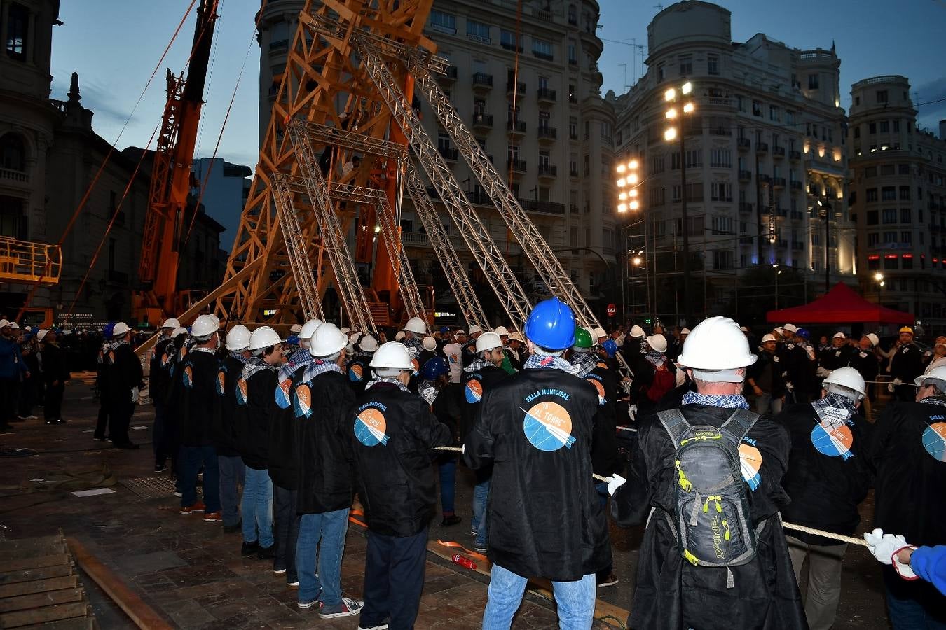 Fotos de la plantà al tombe de la falla de la plaza del Ayuntamiento de Valencia