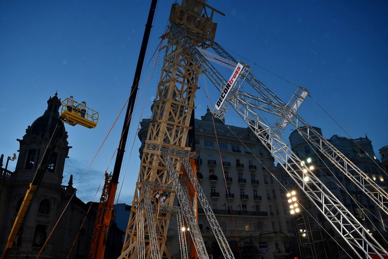 Fotos de la plantà al tombe de la falla de la plaza del Ayuntamiento de Valencia