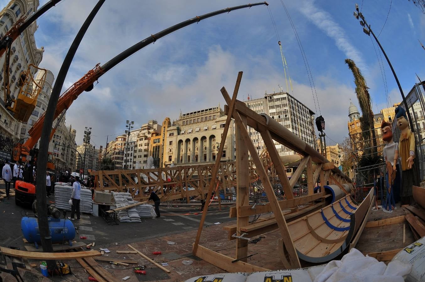 Fotos de la plantà al tombe de la falla de la plaza del Ayuntamiento de Valencia