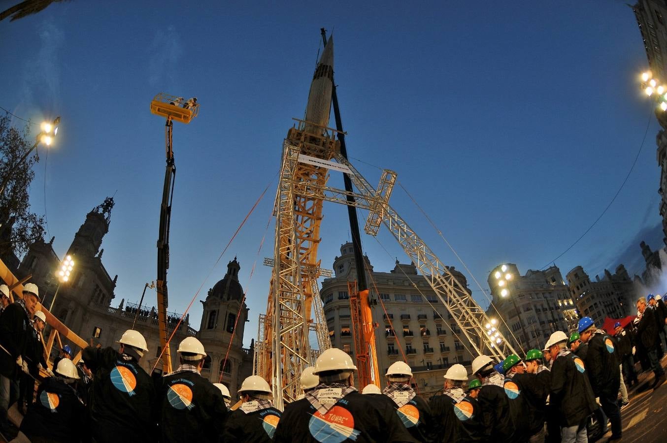 Fotos de la plantà al tombe de la falla de la plaza del Ayuntamiento de Valencia