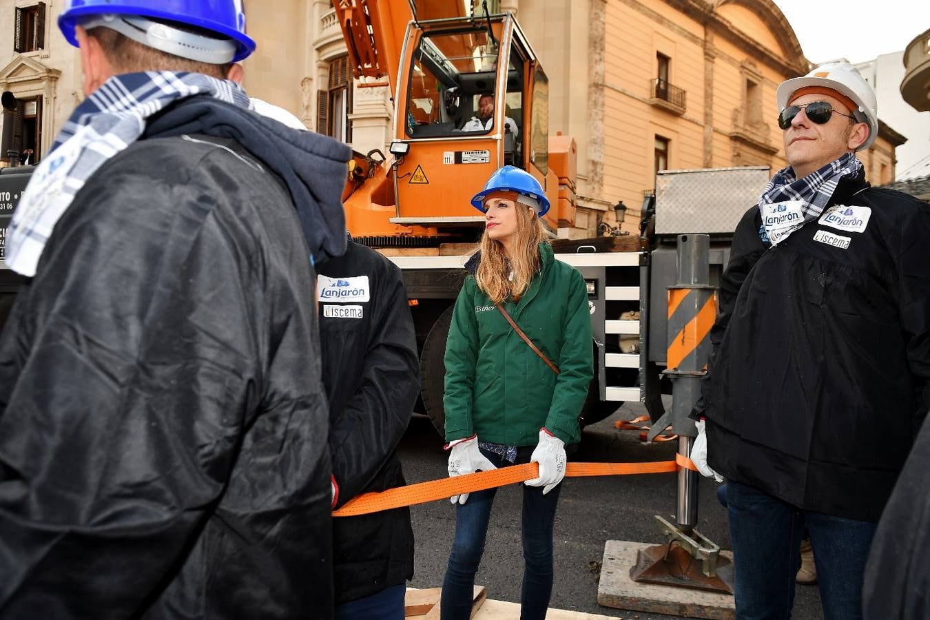 Fotos de la plantà al tombe de la falla de la plaza del Ayuntamiento de Valencia