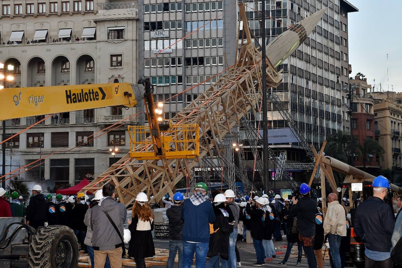 Fotos de la plantà al tombe de la falla de la plaza del Ayuntamiento de Valencia