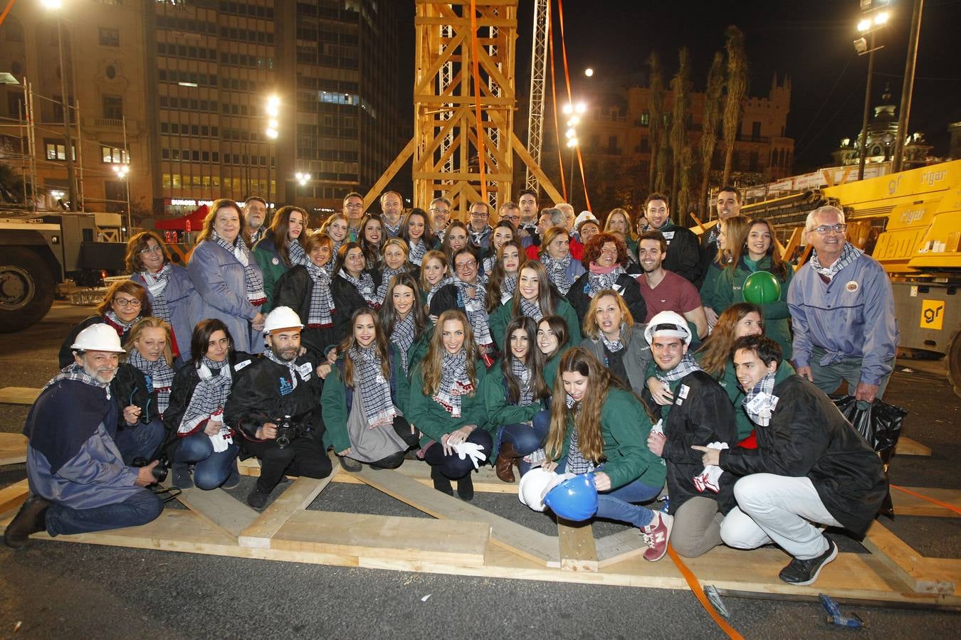 Fotos de la plantà al tombe de la falla de la plaza del Ayuntamiento de Valencia