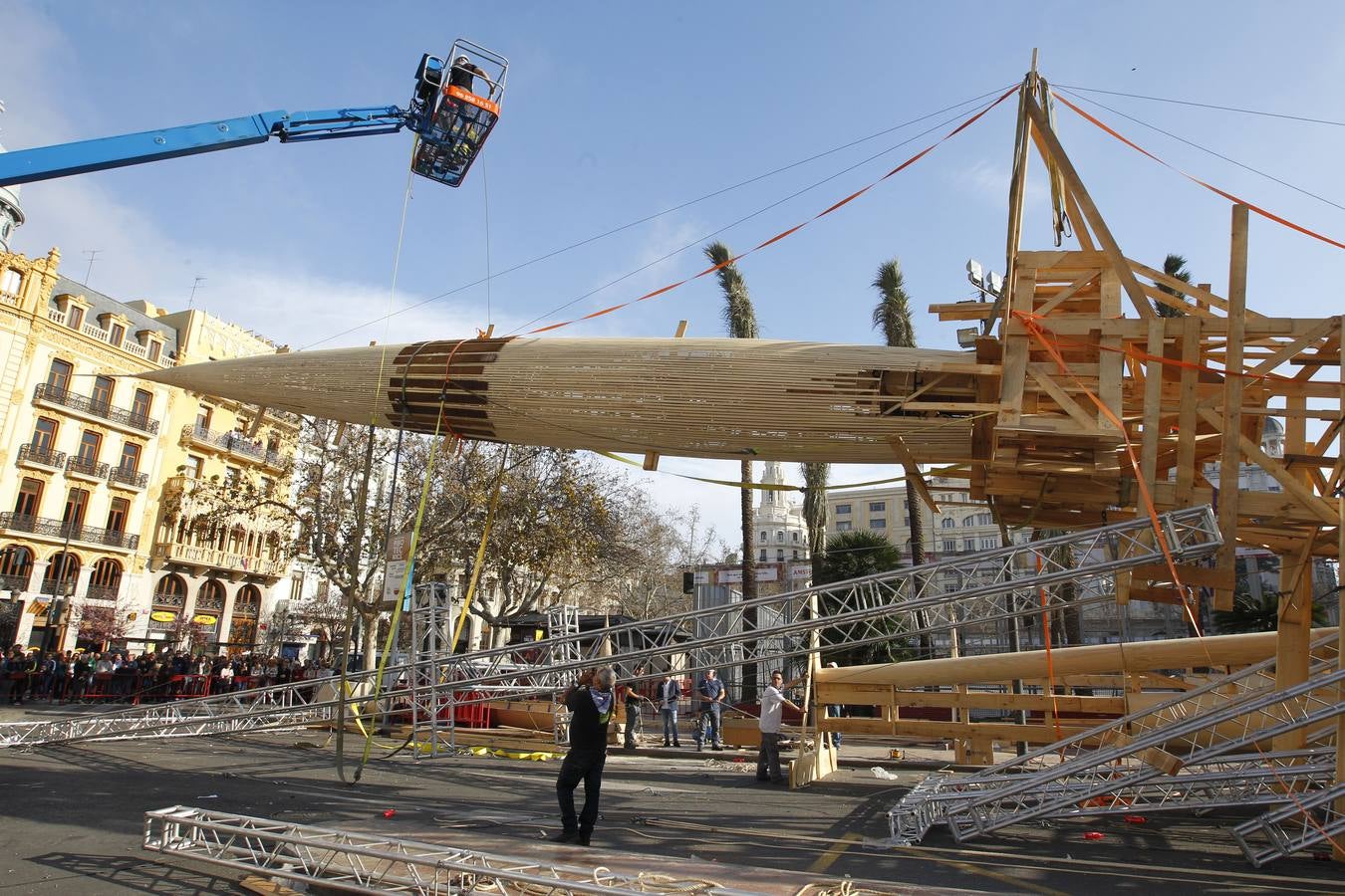 Fotos de la plantà al tombe de la falla de la plaza del Ayuntamiento de Valencia