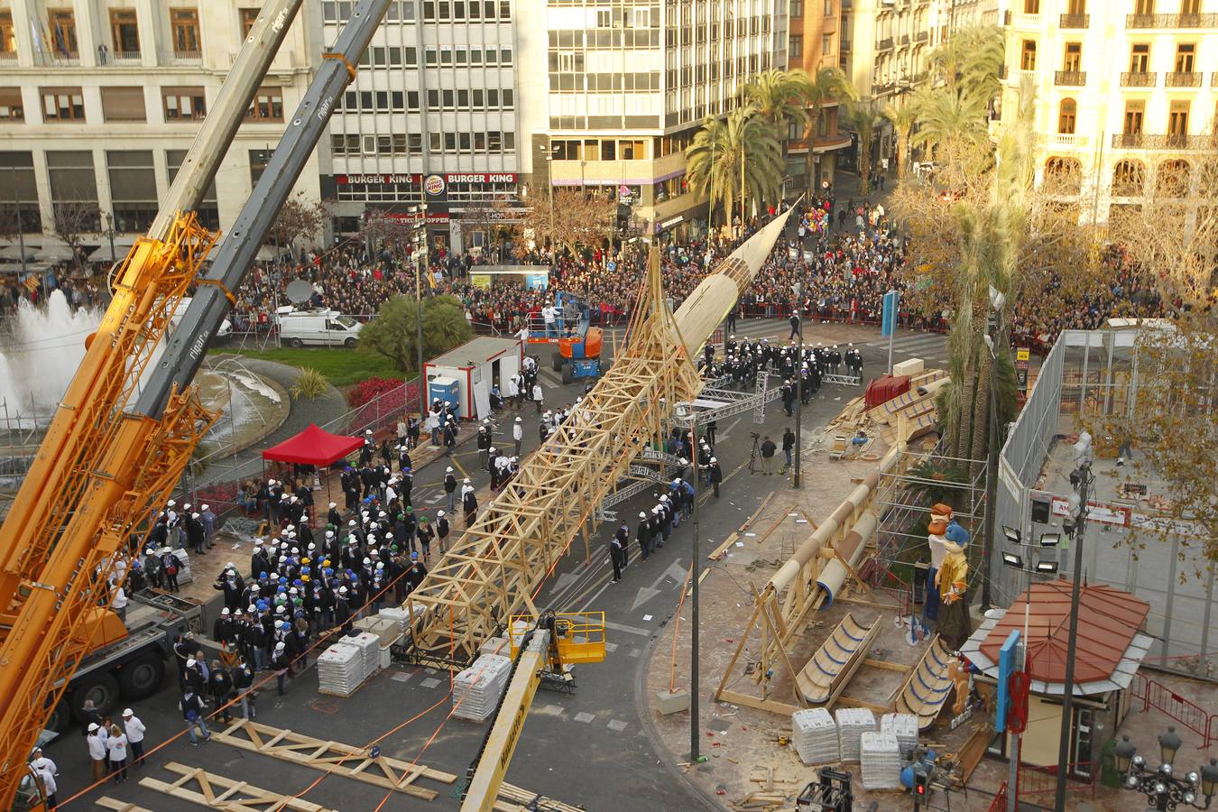 Fotos de la plantà al tombe de la falla de la plaza del Ayuntamiento de Valencia