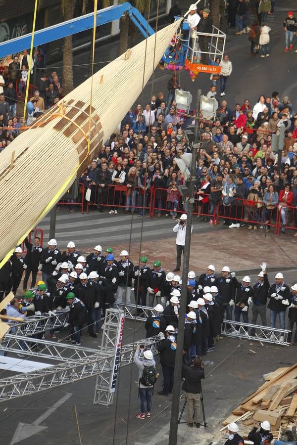 Fotos de la plantà al tombe de la falla de la plaza del Ayuntamiento de Valencia