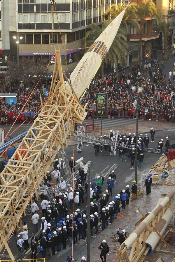 Fotos de la plantà al tombe de la falla de la plaza del Ayuntamiento de Valencia