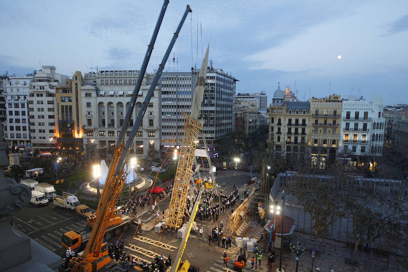 Fotos de la plantà al tombe de la falla de la plaza del Ayuntamiento de Valencia