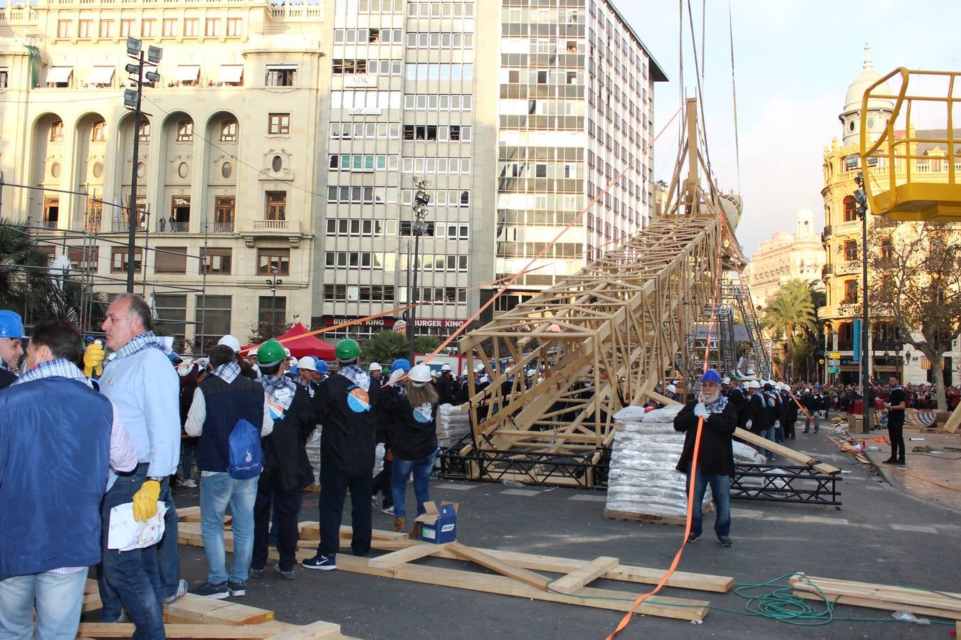 Fotos de la plantà al tombe de la falla de la plaza del Ayuntamiento de Valencia