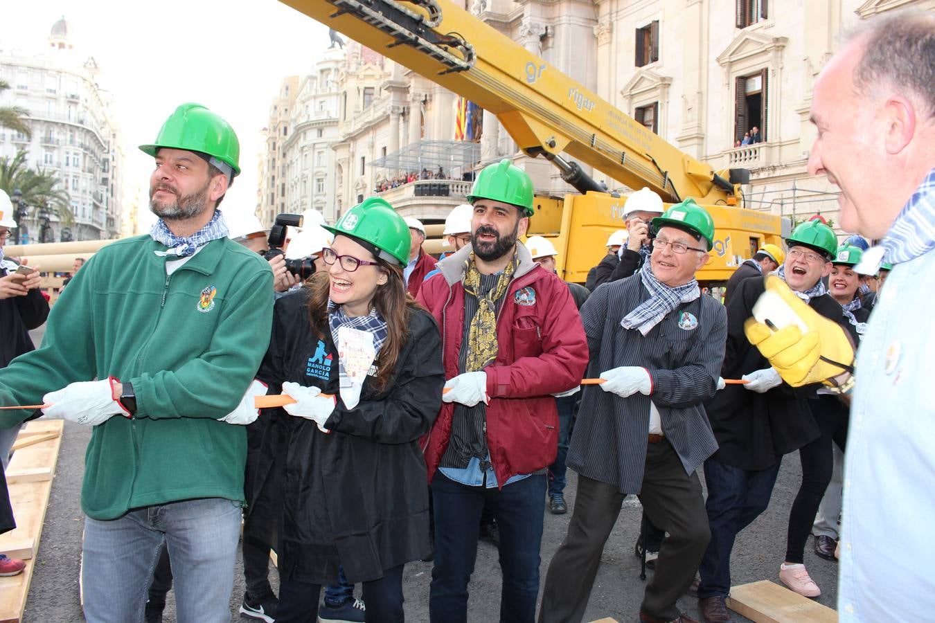 Fotos de la plantà al tombe de la falla de la plaza del Ayuntamiento de Valencia