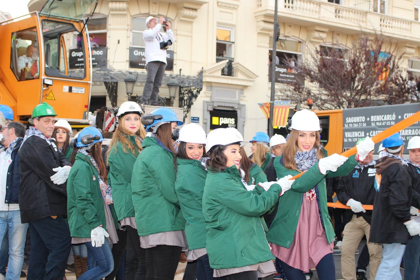 Fotos de la plantà al tombe de la falla de la plaza del Ayuntamiento de Valencia