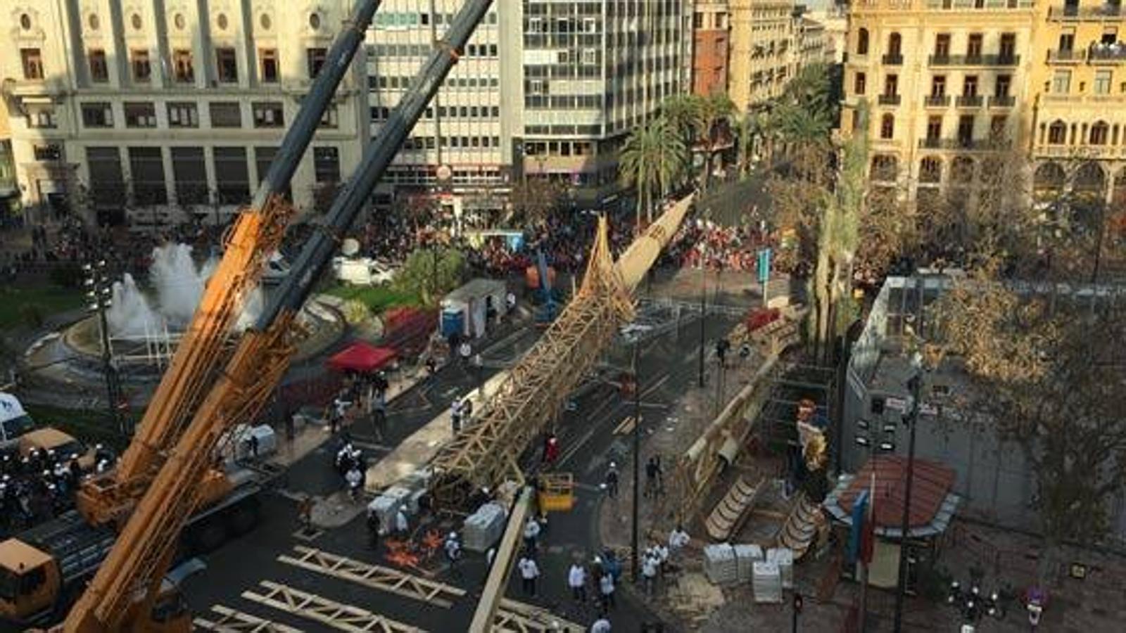 Fotos de la plantà al tombe de la falla de la plaza del Ayuntamiento de Valencia