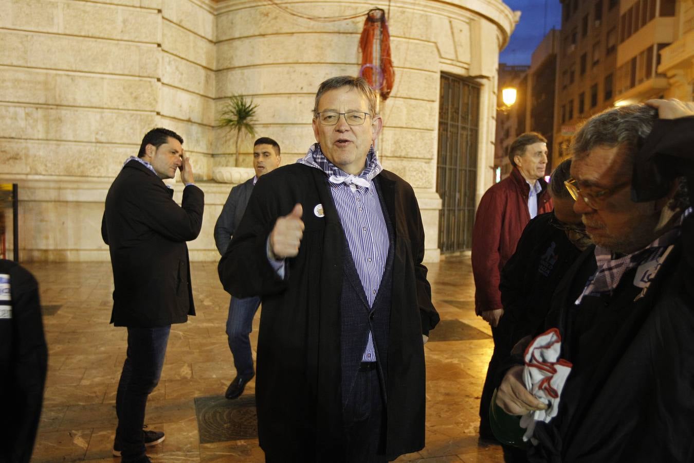 Fotos de la plantà al tombe de la falla de la plaza del Ayuntamiento de Valencia