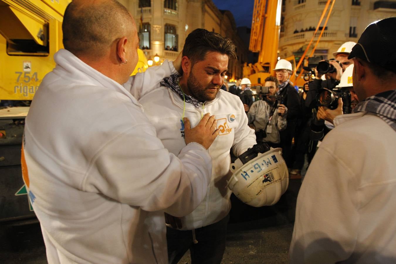 Fotos de la plantà al tombe de la falla de la plaza del Ayuntamiento de Valencia