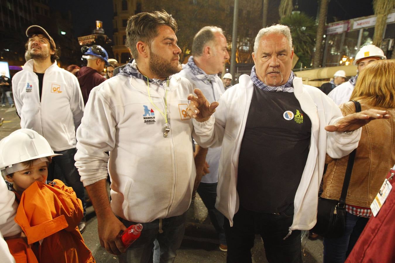 Fotos de la plantà al tombe de la falla de la plaza del Ayuntamiento de Valencia