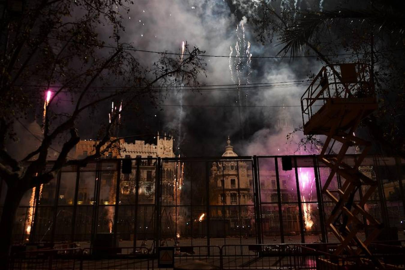 Fotos de la mascletà nocturna del sábado 11 de marzo. Fallas 2017