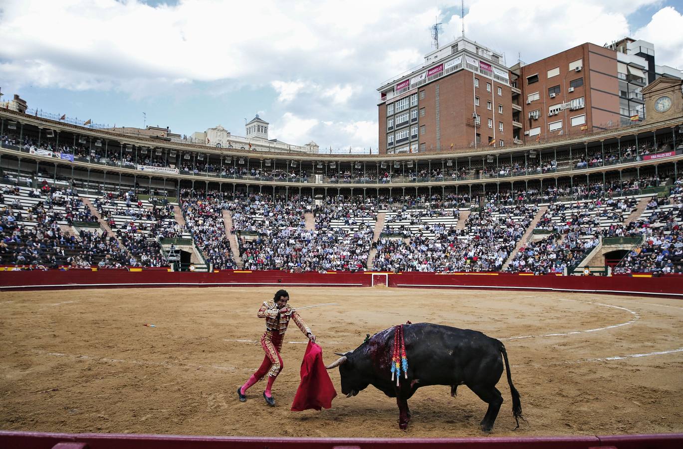 Fotos de la cogida y la faena de Juan José Padilla en la feria de Fallas de Valencia