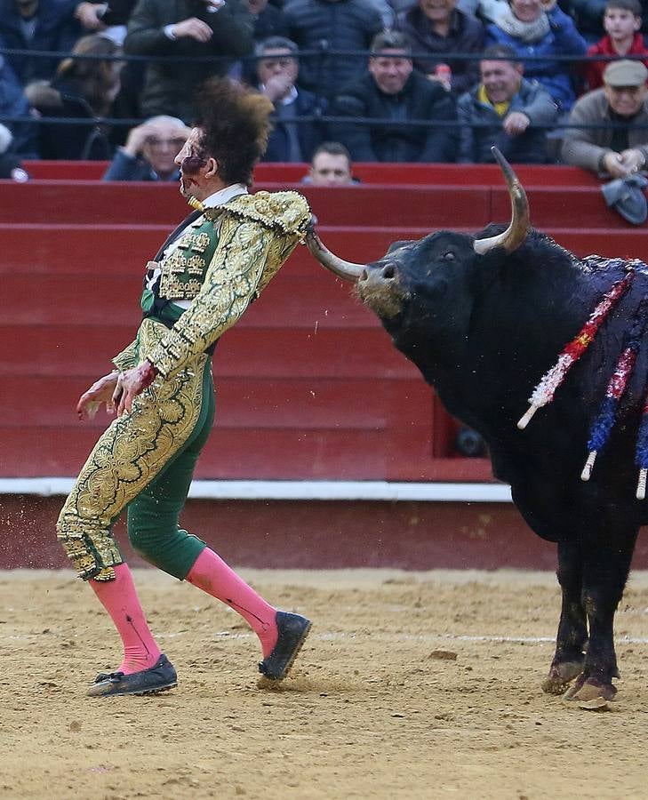 Fotos de la cogida y la faena de Juan José Padilla en la feria de Fallas de Valencia