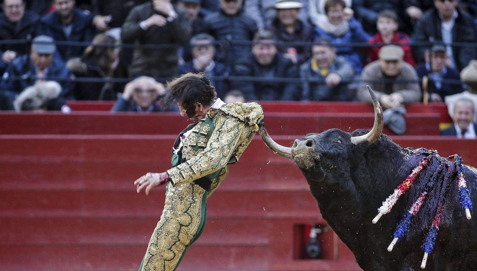 Fotos de la cogida y la faena de Juan José Padilla en la feria de Fallas de Valencia