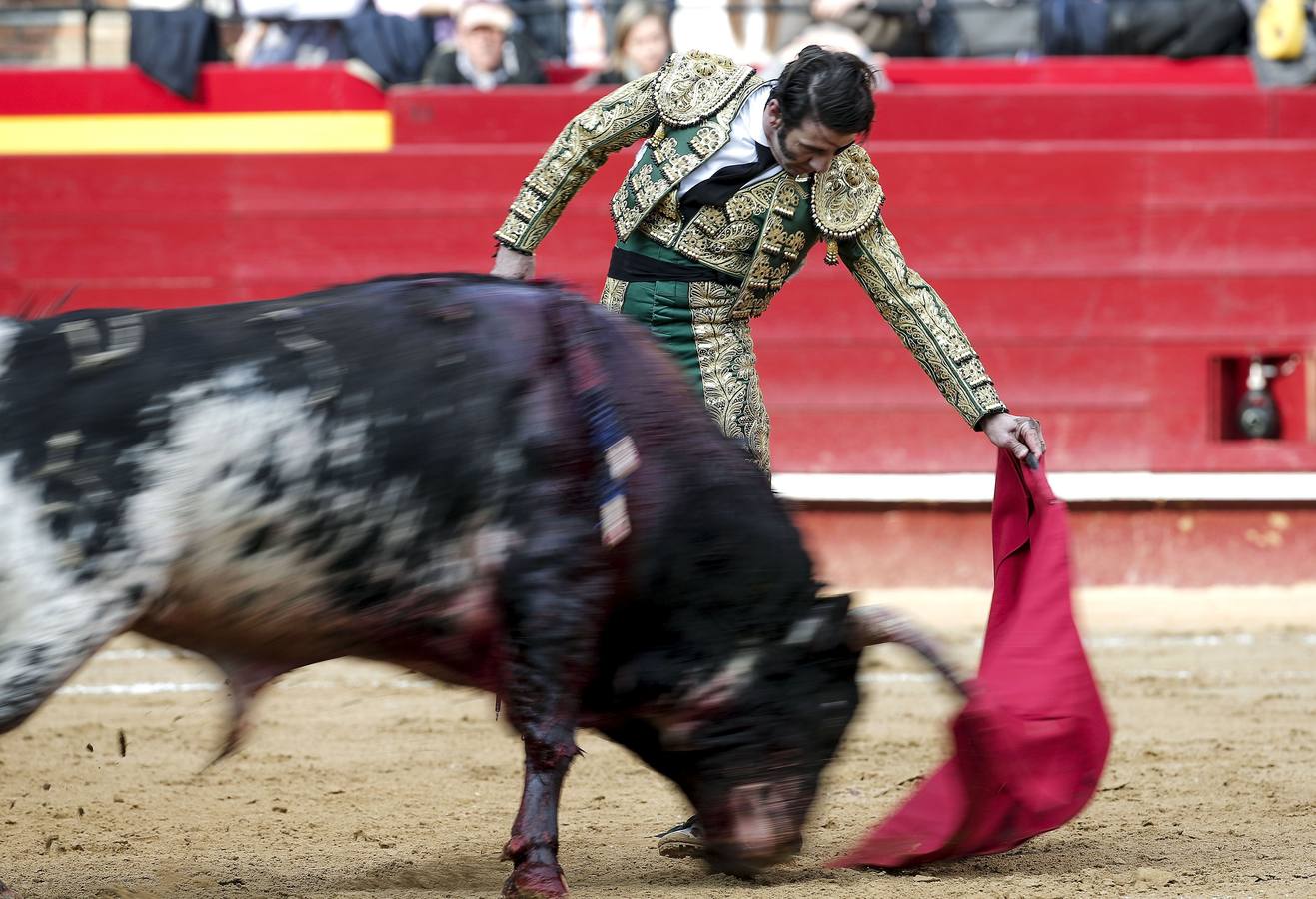 Fotos de la cogida y la faena de Juan José Padilla en la feria de Fallas de Valencia