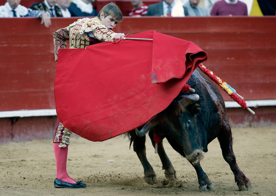 Fotos de la corrida de toros de hoy de la Feria de Fallas 2017