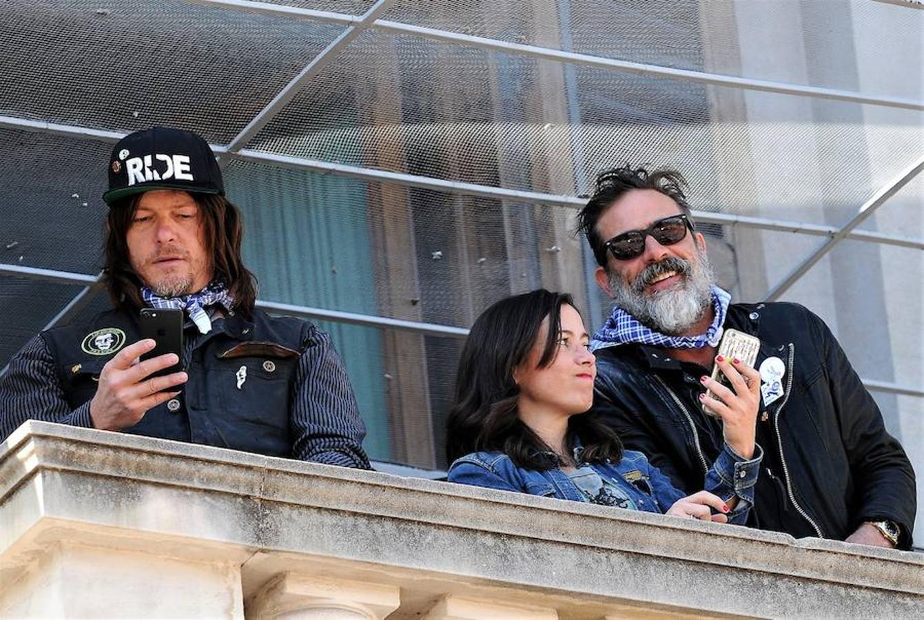 Los actores de Daryl y Negan, de &#039;The Walking Dead&#039;, en la mascletà de Valencia