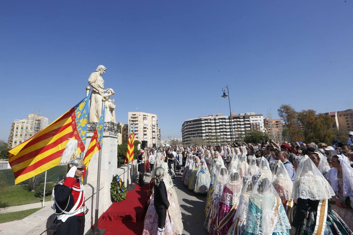 Fotos de la ofrenda a San José de las Falleras Mayores 2017