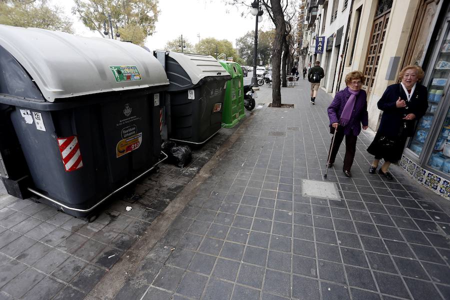 El centro de Valencia continúa con calles sucias tres días después de acabar las Fallas 2017