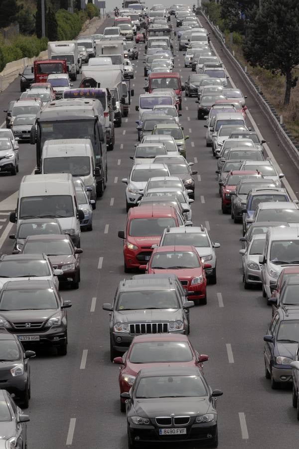 Fotos del atasco en la pista de Ademuz (CV-35) por la caída de una pasarela