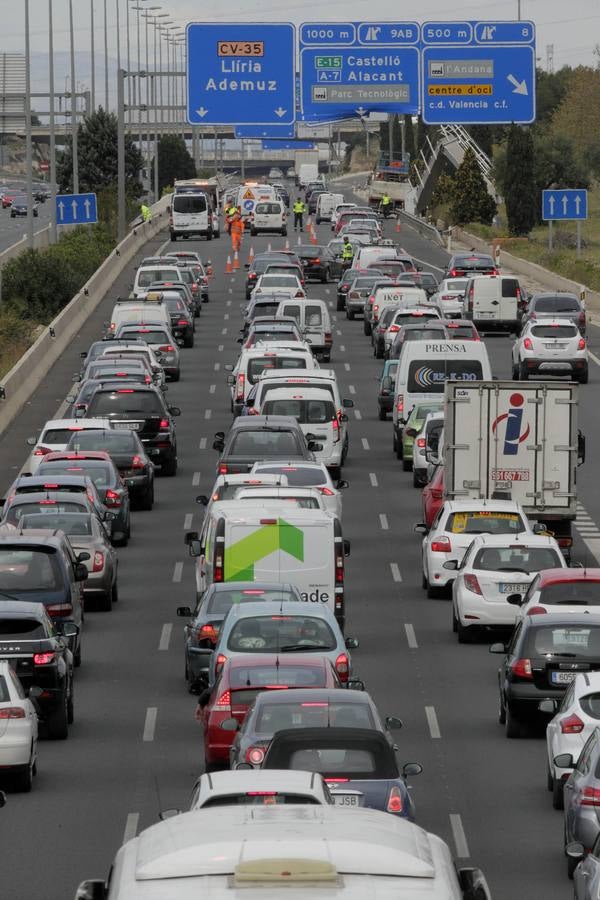 Fotos del atasco en la pista de Ademuz (CV-35) por la caída de una pasarela