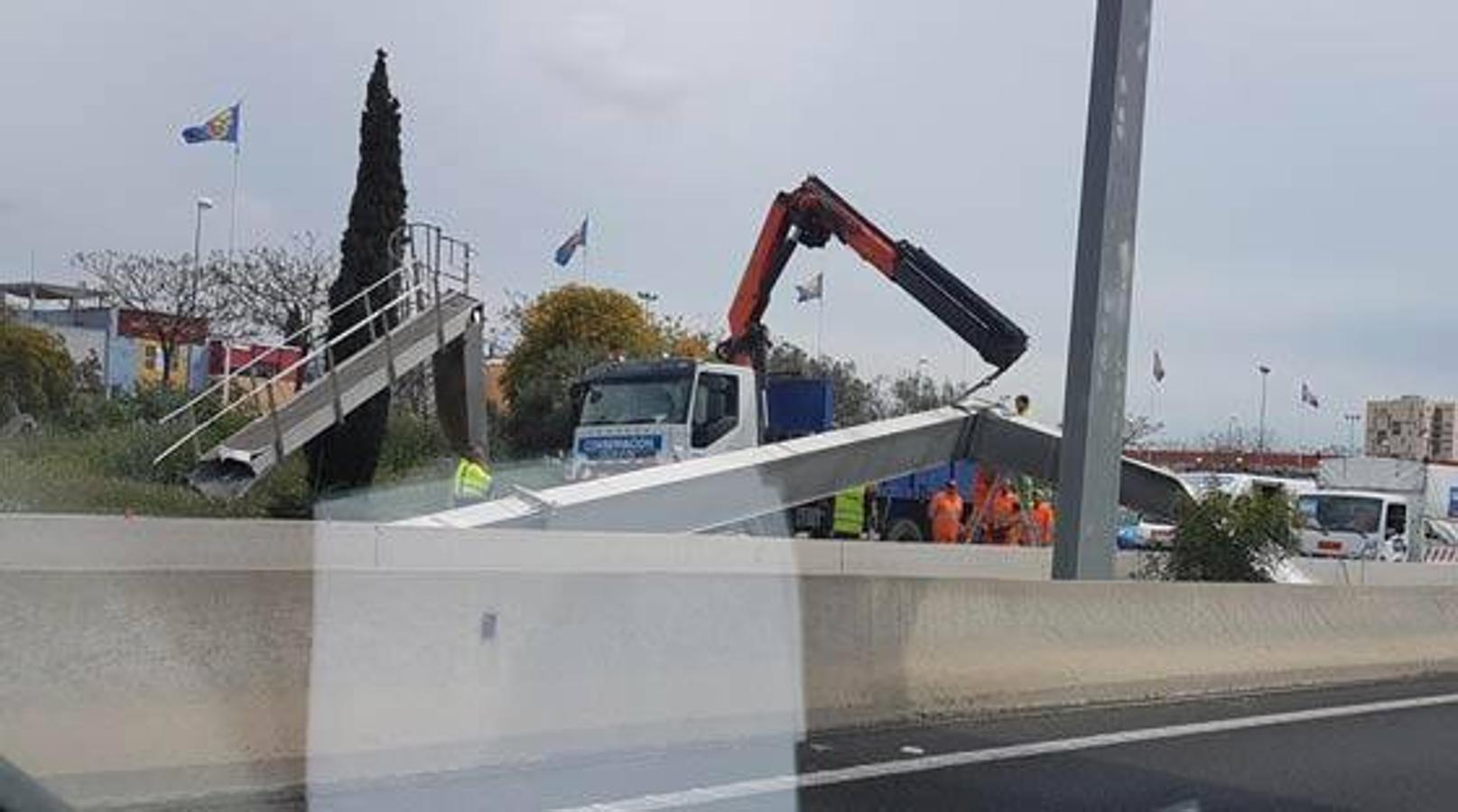 Fotos del atasco en la pista de Ademuz (CV-35) por la caída de una pasarela