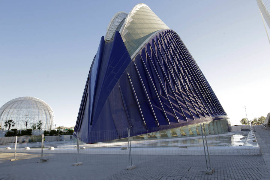 Fotos de las vallas en el Ágora para la sede del CaixaForum