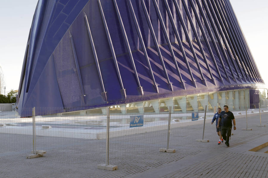 Fotos de las vallas en el Ágora para la sede del CaixaForum