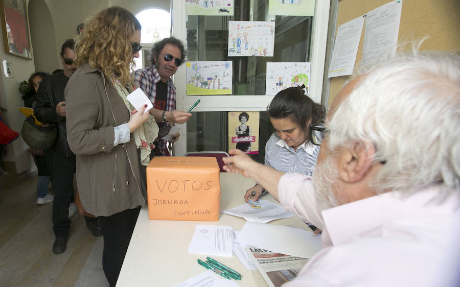 Fotos de los padres votando el modelo de la jornada escolar en el colegio Jaime Balmes