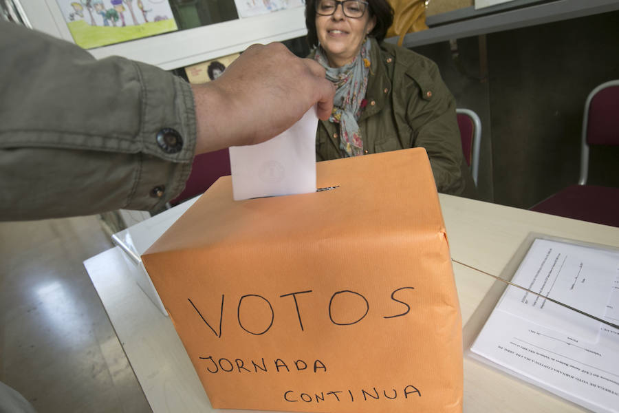 Fotos de los padres votando el modelo de la jornada escolar en el colegio Jaime Balmes