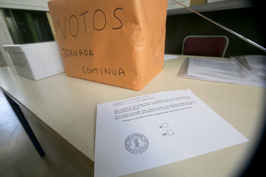 Fotos de los padres votando el modelo de la jornada escolar en el colegio Jaime Balmes