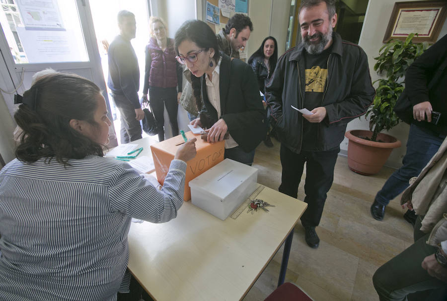 Fotos de los padres votando el modelo de la jornada escolar en el colegio Jaime Balmes