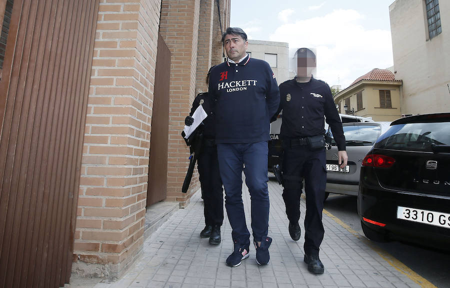 Fotos de los jugadores y entrenadores del Eldense entrando en los juzgados