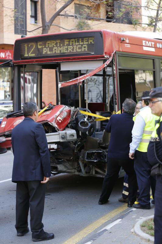 Un autobús choca contra un tranvía en Valencia