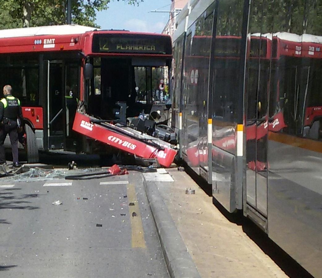 Un autobús choca contra un tranvía en Valencia