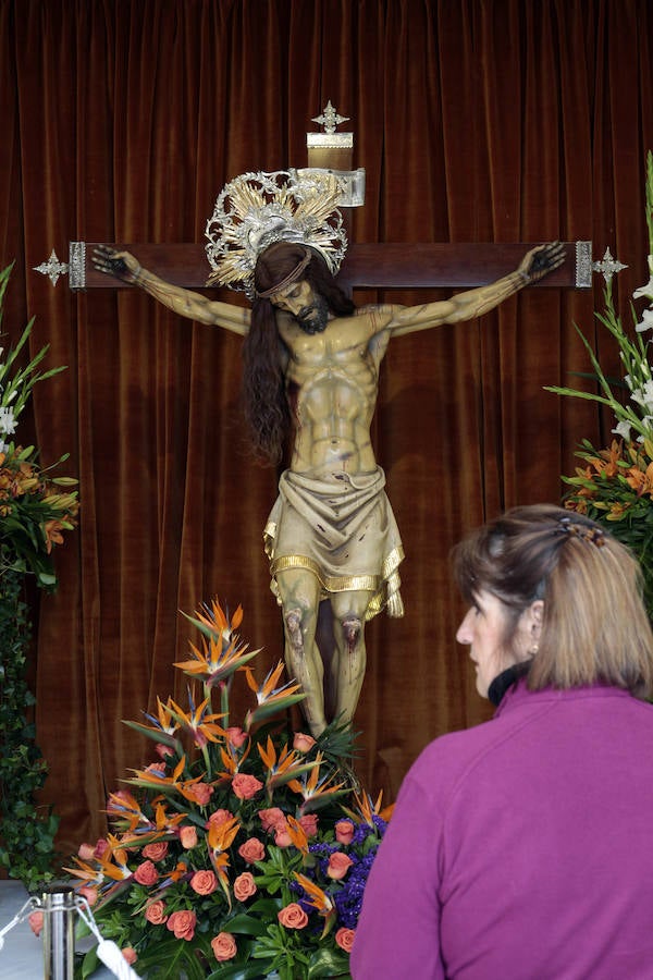 Fotos de las imágenes de la Semana Santa Marinera en casas, casales y el Mercado del Cabanyal