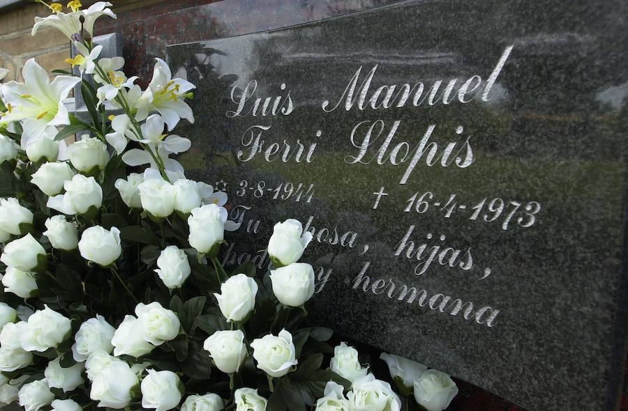 Lápida del lugar en el que descansan los resto mortales de Nino Bravo en el Cementerio de Valencia.